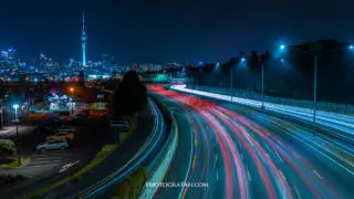 車のライトの光跡の撮影方法 長時間露光で仕上げる夜景写真テクニック フォトグラファン